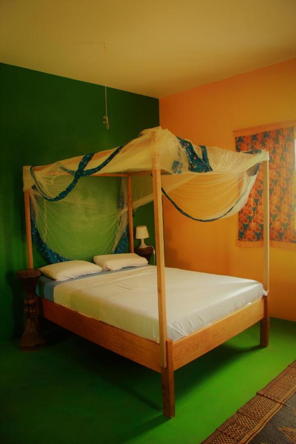 Begue Pokai Hostel Toubab Dialaw Exterior foto